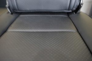 Ghe don giua xe VF9 mau den