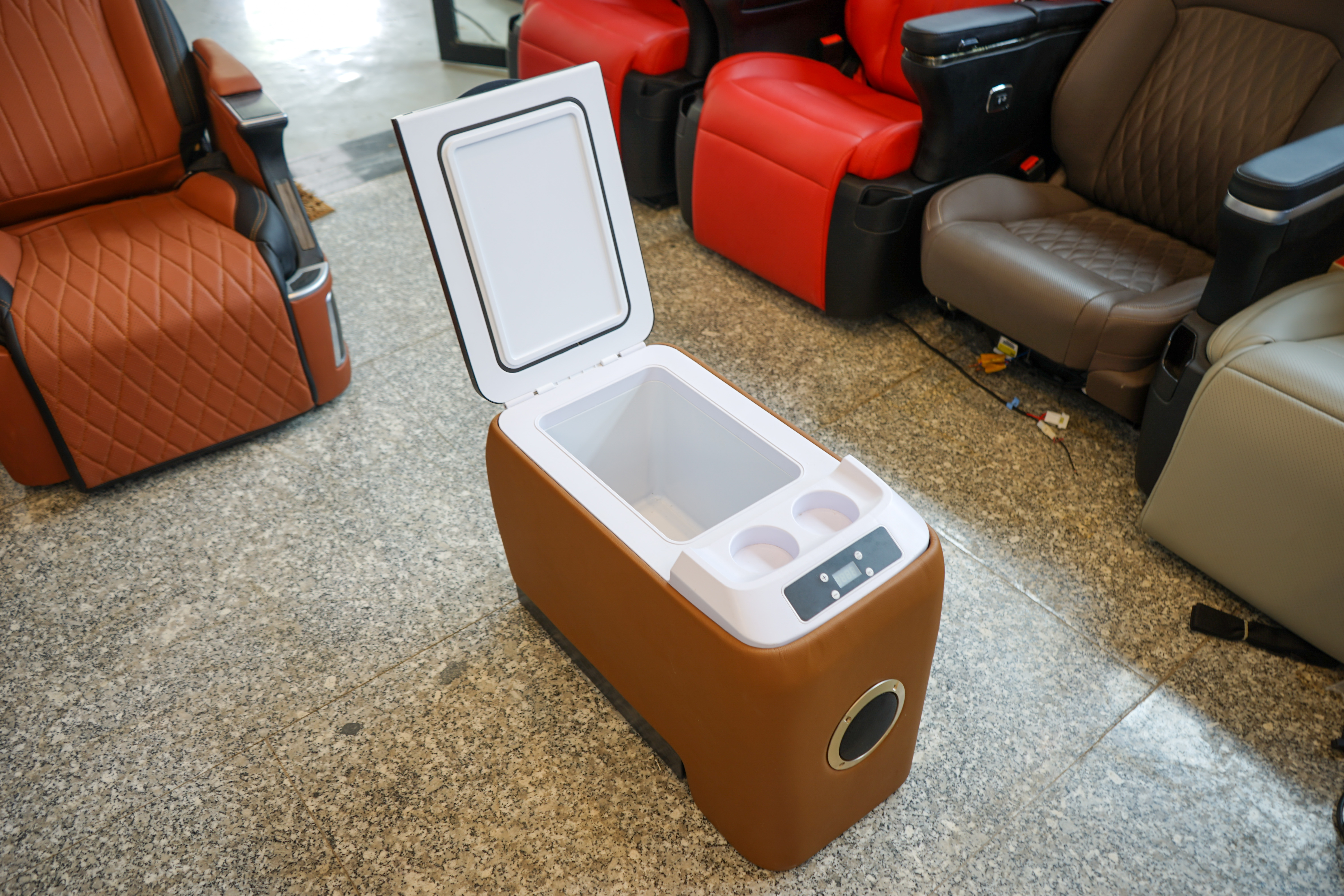 ĐỘ TỦ LẠNH MINI VINFAST VF9 - Ảnh 16