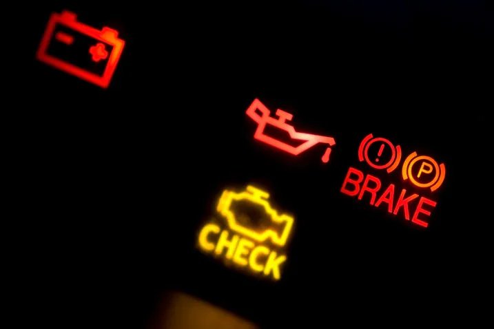 Đèn Check Engine cảnh báo lỗi động cơ ô tô