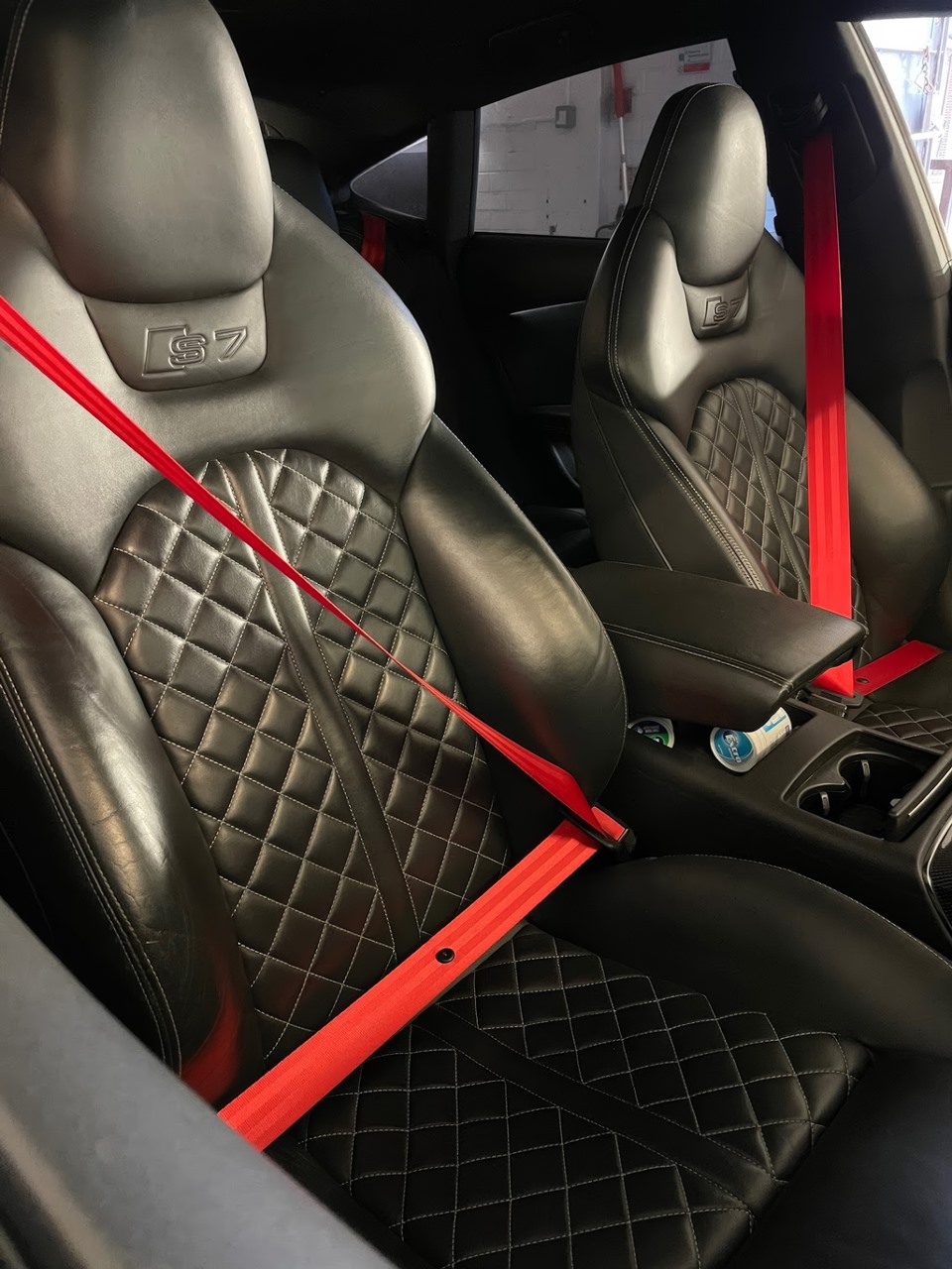 Seatbelt màu cam nổi bật đồng bộ với màu nội thất phối màu