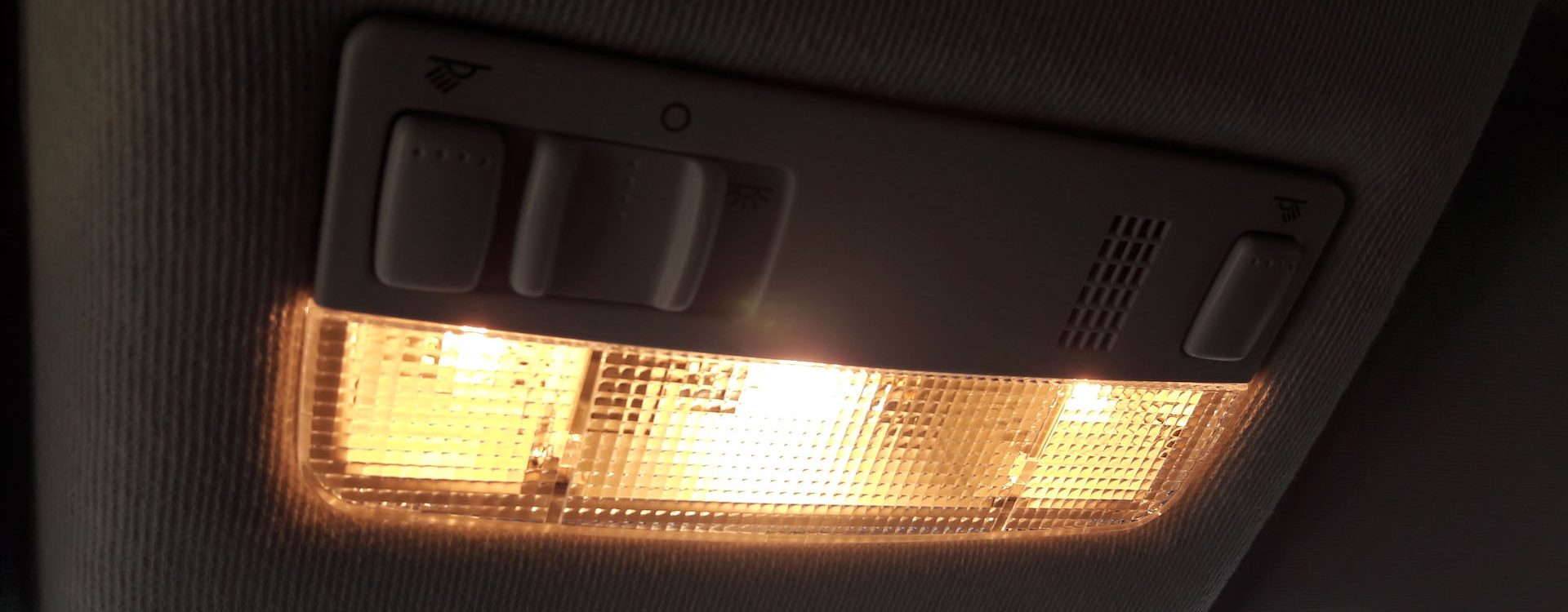 Không gian nâng cấp đèn LED viền nội thất Ambient Light rực rỡ