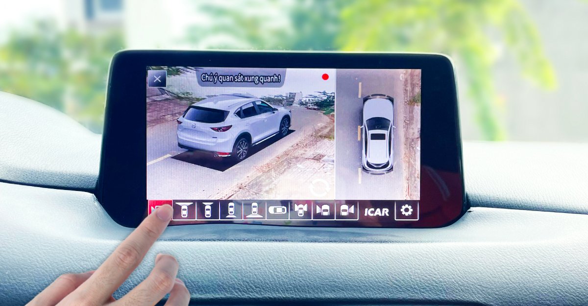 Mắt camera góc rộng được tích hợp tinh tế dưới gương chiếu hậu xe