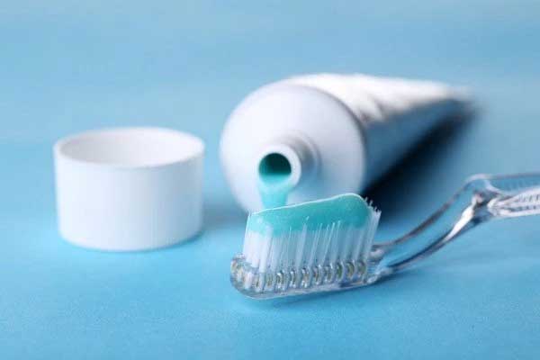Thao tác chà kem đánh răng theo chuyển động tròn để xóa xước dăm