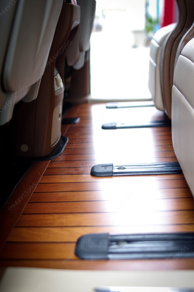 Nâng cấp sàn gỗ cho Kia Sedona sang trọng