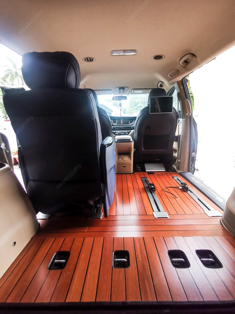 Chi tiết bề mặt sàn gỗ tếch kiểu du thuyền trên Kia Sedona