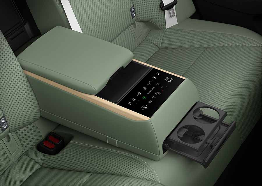 Hàng ghế VIP phía sau tích hợp bảng điều khiển chức năng cao cấp