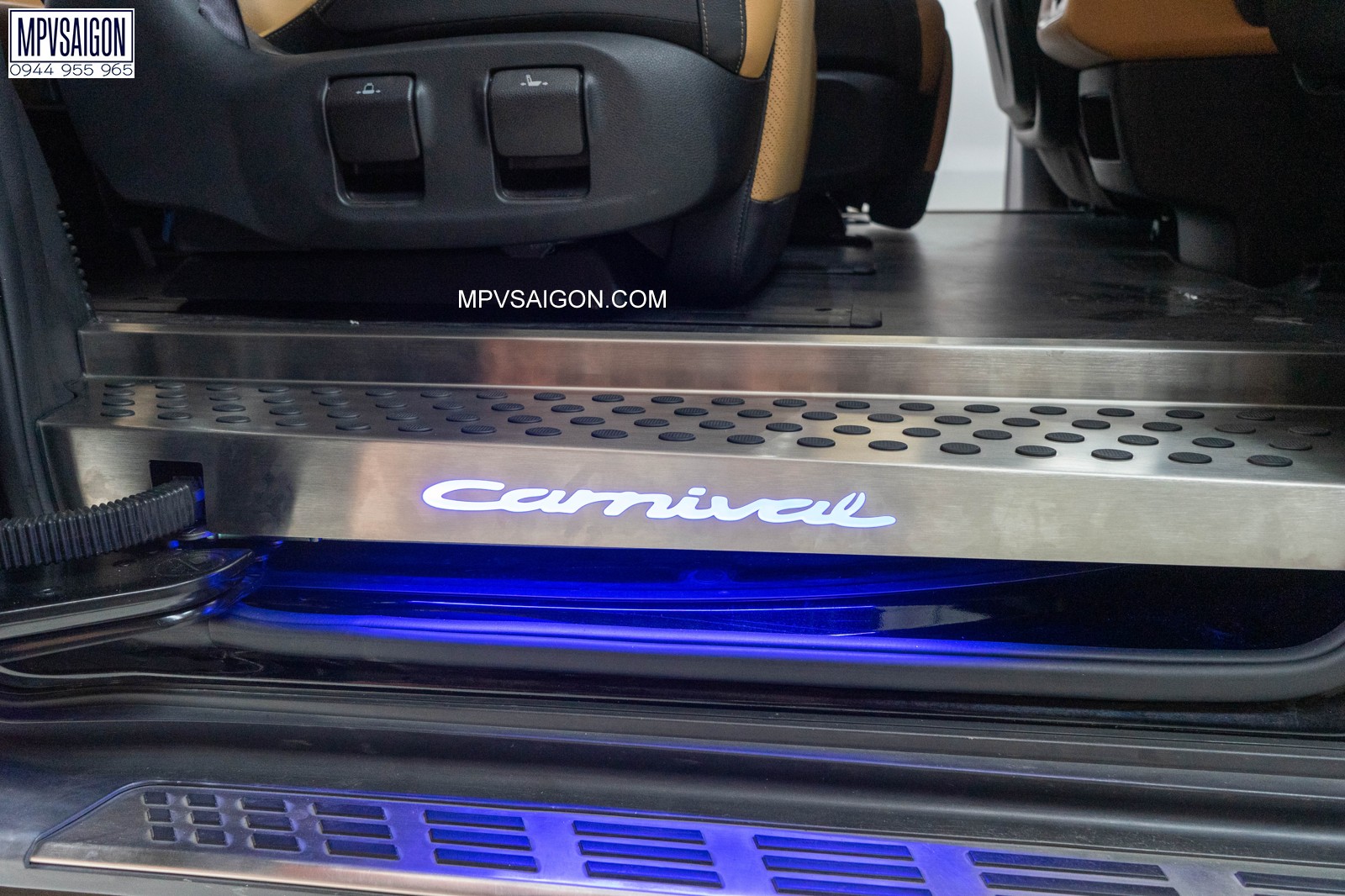 Bệ bước chân thiết kế chuẩn phom xe KIA Carnival cứng cáp sắc nét