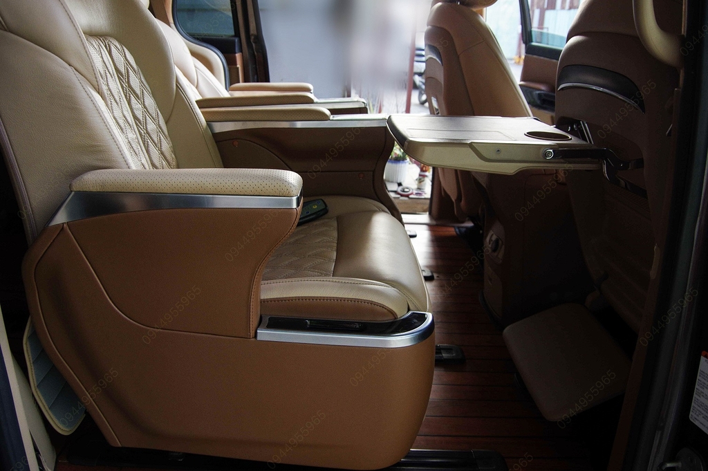 Bàn làm việc tích hợp sạc không dây trên Sedona
