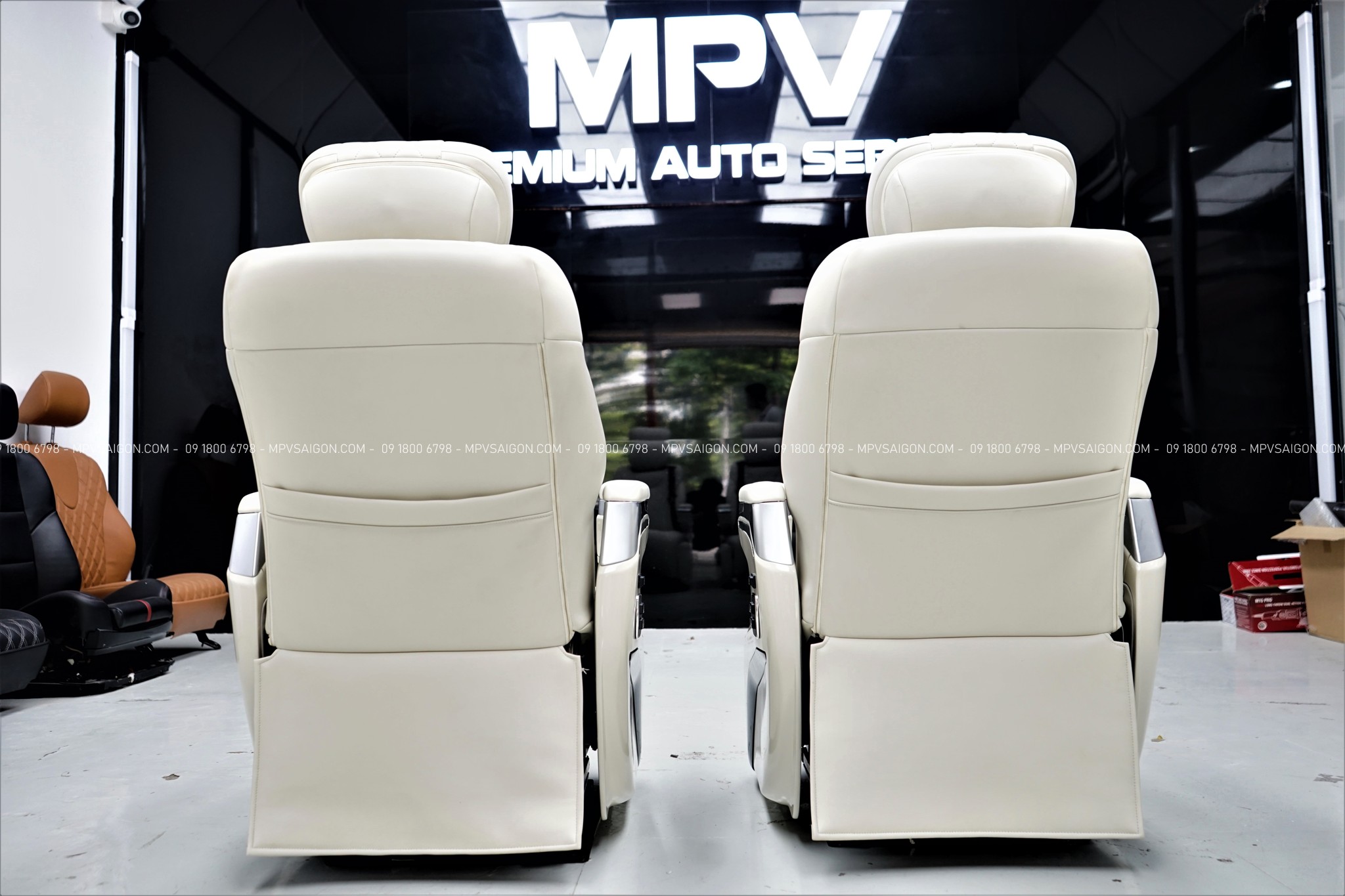 Toàn cảnh cặp ghế trắng Maybach làm bừng sáng nội thất MPV - Ảnh 8