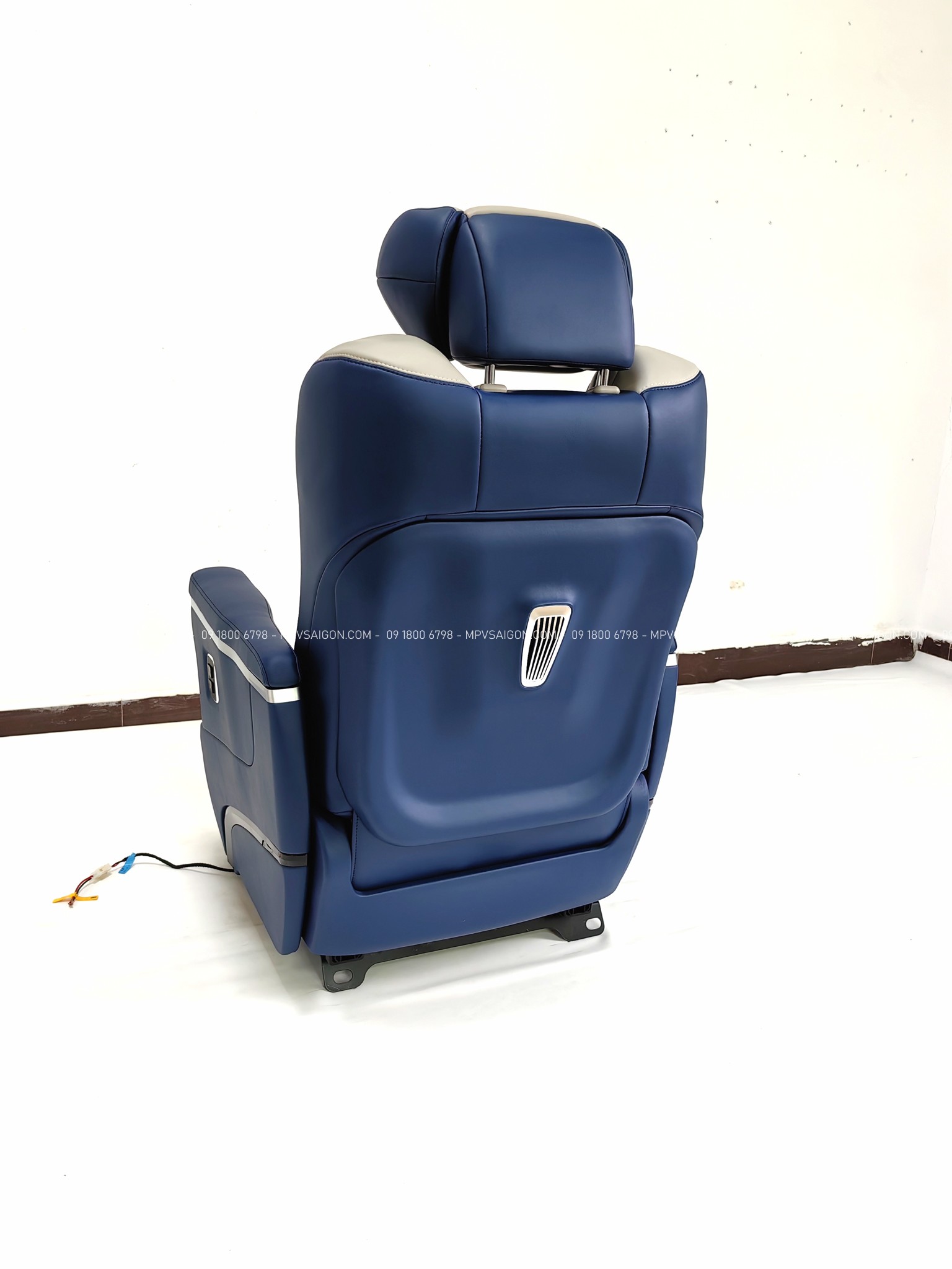 Màn hình cảm ứng thiết kế tinh tế đặt trên bệ tay ghế Alphard - Ảnh 2