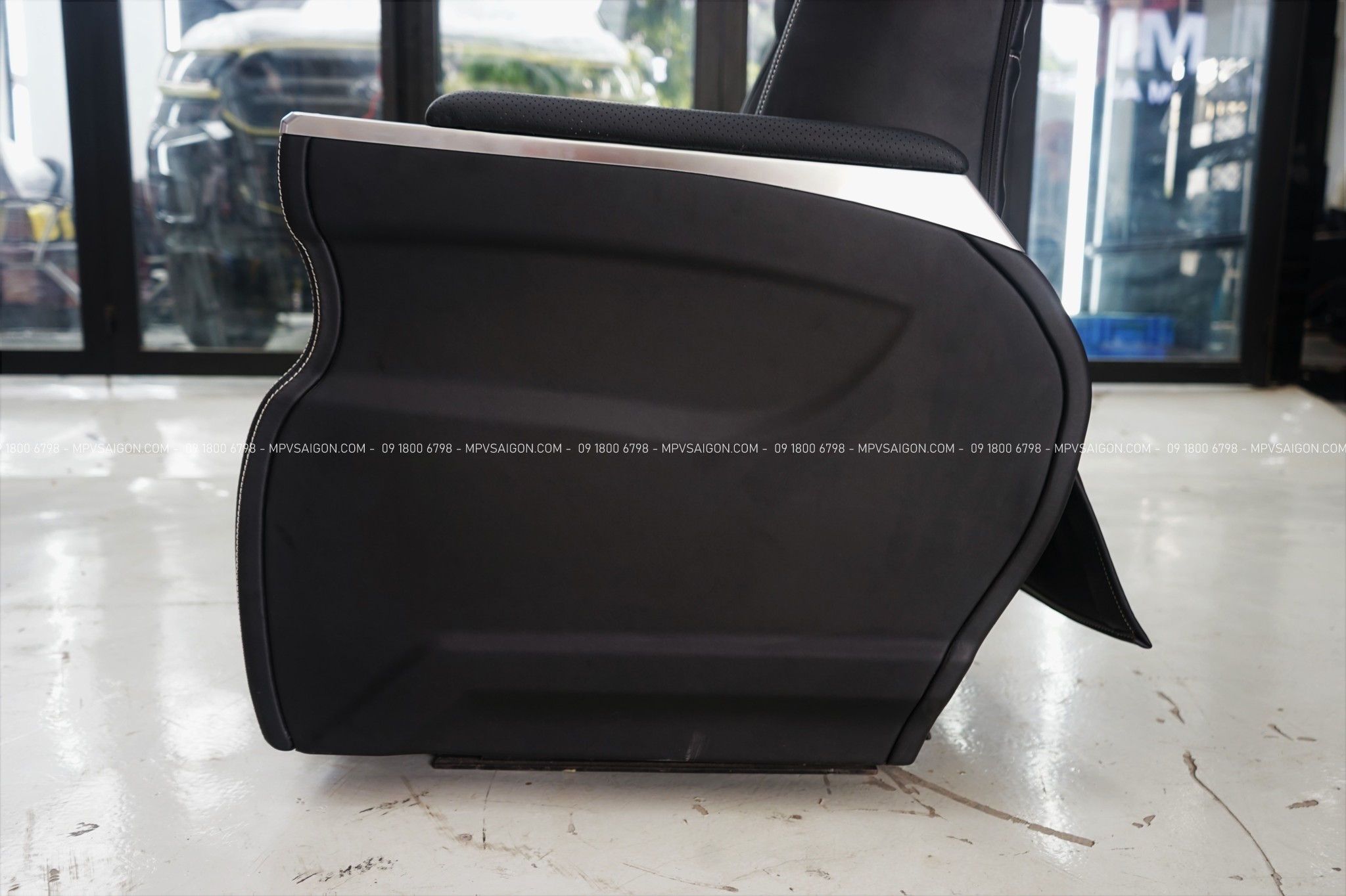 Bố trí bệ tay gác cố định bọc da êm ái hai bên hông ghế - Ảnh 3