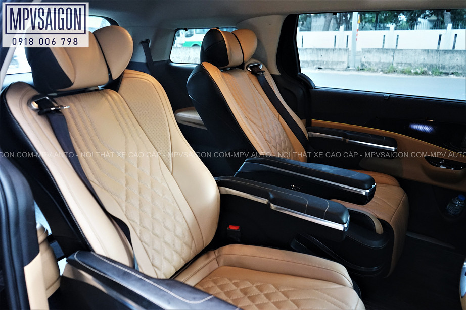 Góc nhìn chính diện cặp ghế chủ tịch VIP bừng sáng khoang cabin Kia Carnival