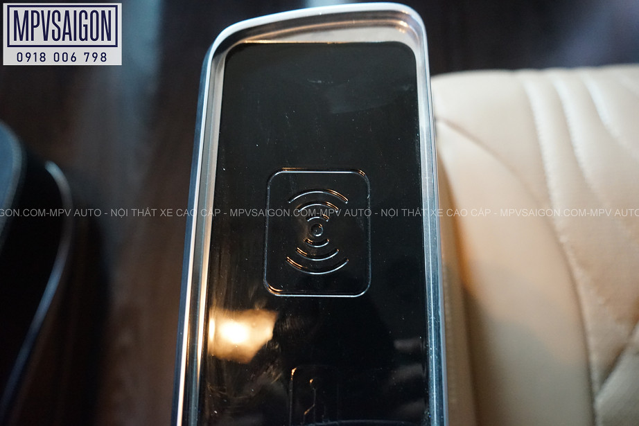 Cụm dock sạc nhanh không dây thông minh Qi tích hợp phẳng mịn trên tay ghế trái