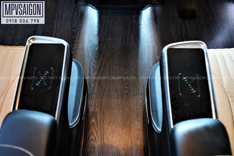 Cụm dock sạc nhanh không dây thông minh Qi tích hợp phẳng mịn trên tay ghế phải