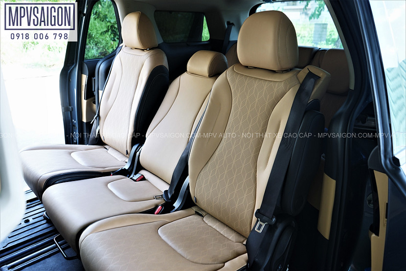 Hàng ghế thứ hai nguyên bản đơn điệu của dòng xe Kia Carnival trước khi độ