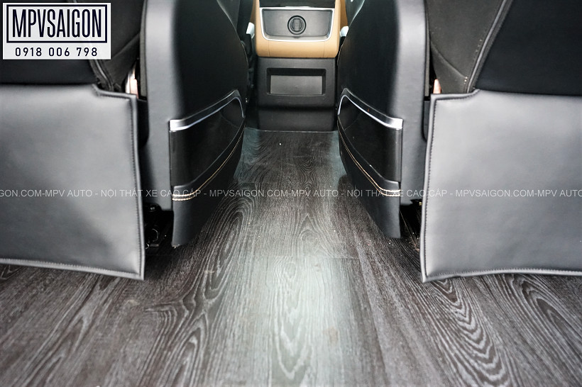 Bề mặt sàn vân gỗ xám đen phẳng mịn hoàn hảo tại khoang hành khách trung tâm