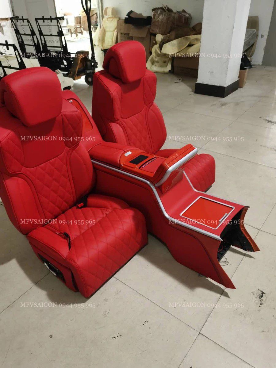 Cấu trúc bệ ghế chủ tịch VIP kết hợp bệ con ngựa trung tâm màu đỏ nổi bật sắc nét