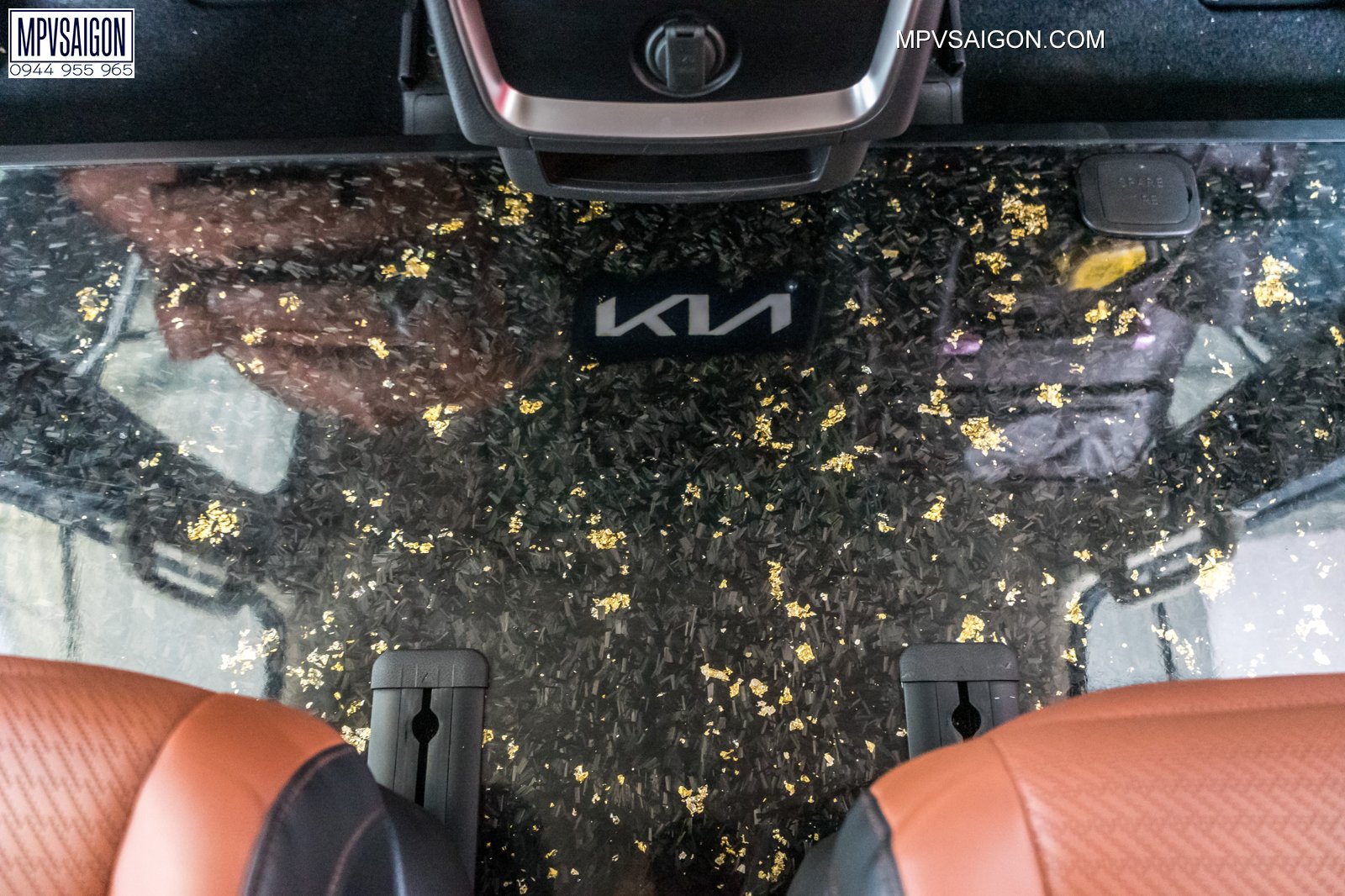 Thành phẩm sàn Forged Carbon vân đá ánh kim sang trọng lắp hoàn thiện trên xe Carnival