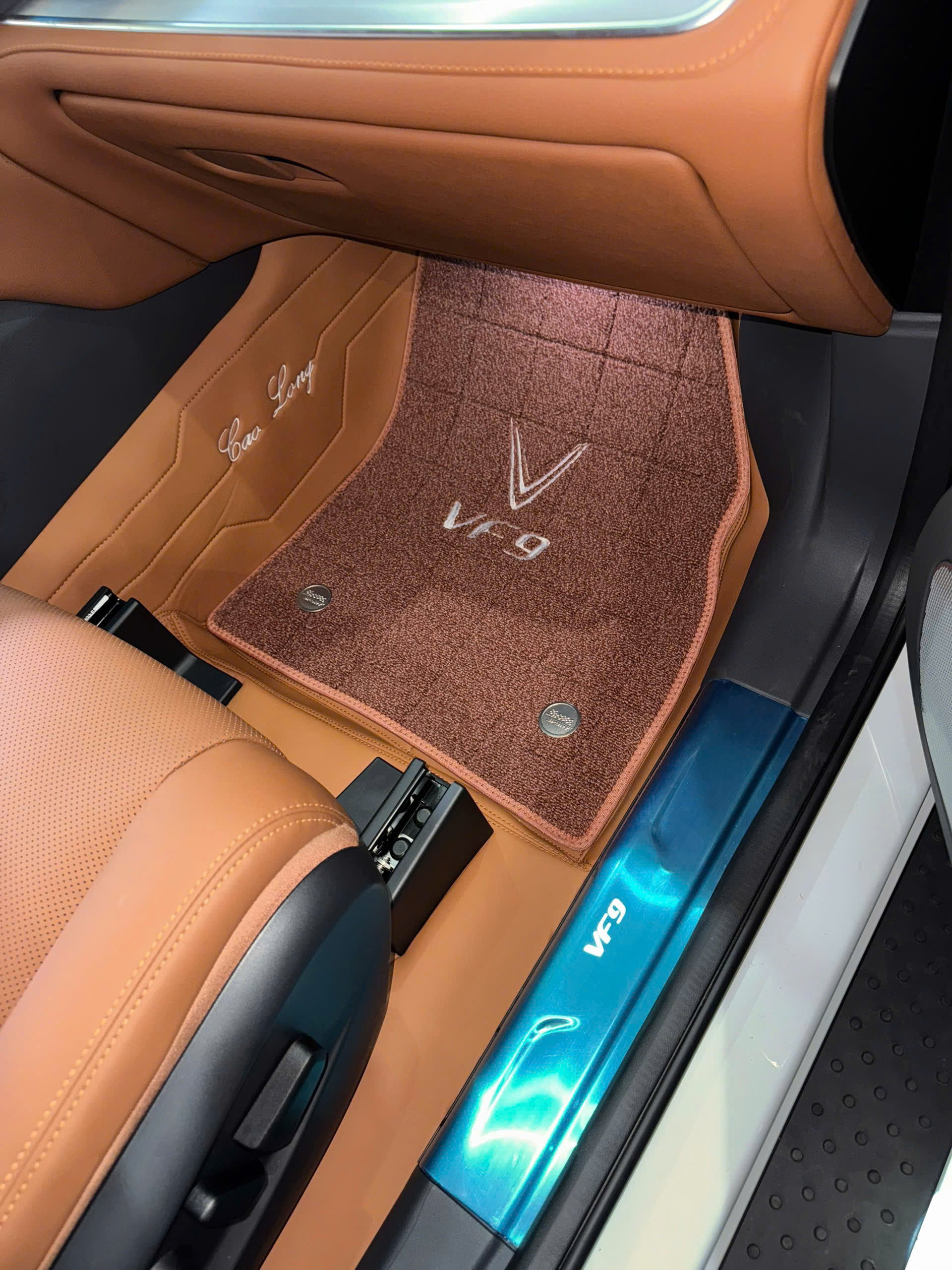 Sàn da nappa Vinfast VF9 - Ảnh 5