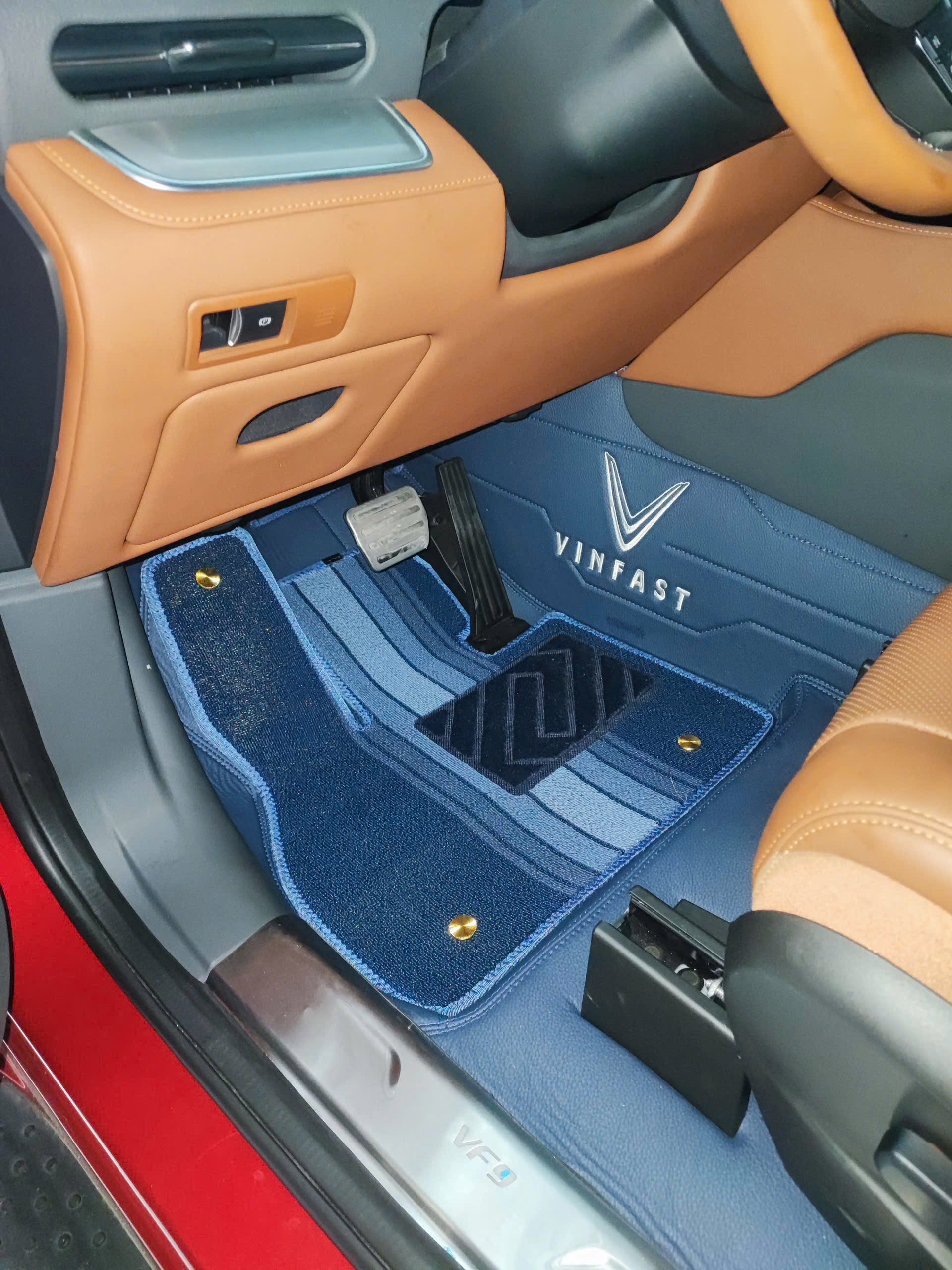 Sàn da nappa Vinfast VF9 - Ảnh 9