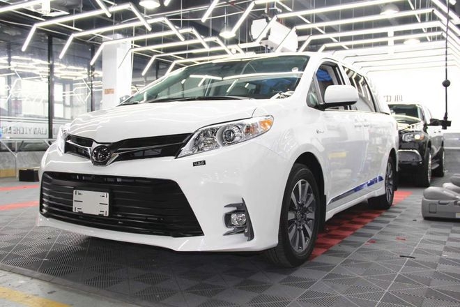 Toàn cảnh không gian nội thất Toyota Sienna nâng cấp gói Limousine thượng lưu