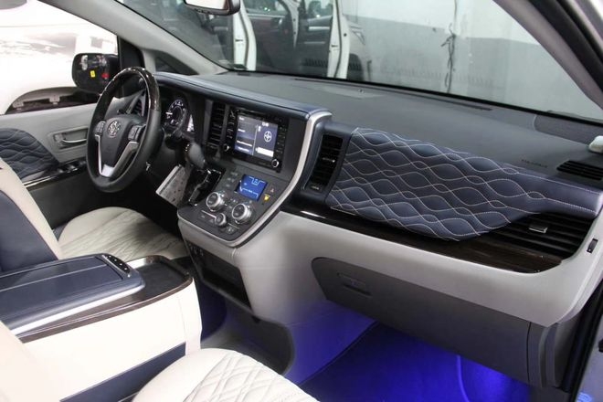 Bệ tỳ tay trung tâm tích hợp hệ thống tủ lạnh mini đa dụng viền gỗ sang trọng