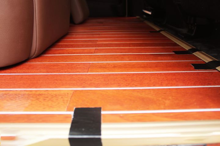 Cặp ghế Limousine mẫu mới bọc da bò tự nhiên tích hợp bệ tỳ tay khối liền mạch
