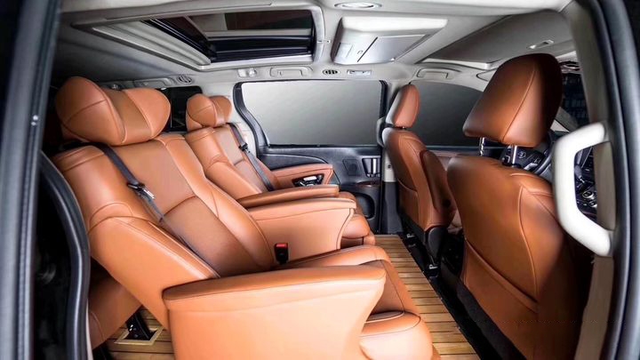 Sự kết hợp phẳng mịn đồng điệu giữa nền sàn gỗ tự nhiên quý tộc và cặp ghế Limousine VIP
