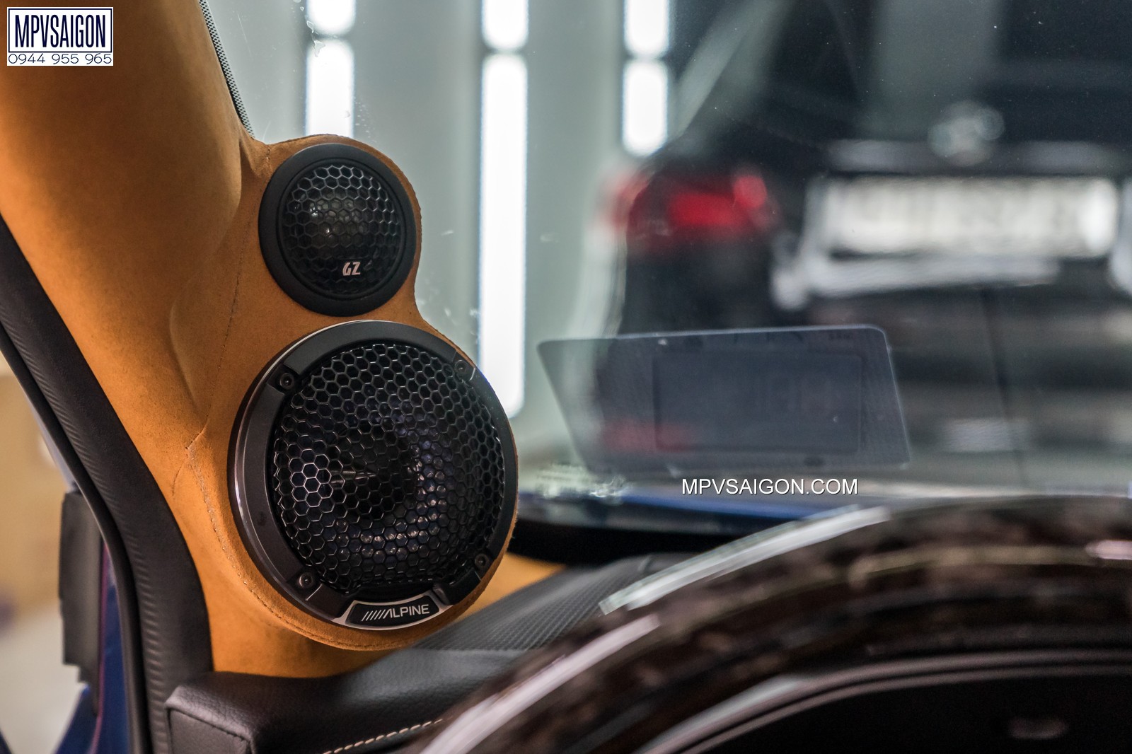 Cột A bọc da lộn Alcantara kết hợp gá đặt cụm loa treble hàng hiệu ALPINE sang trọng - Ảnh 2