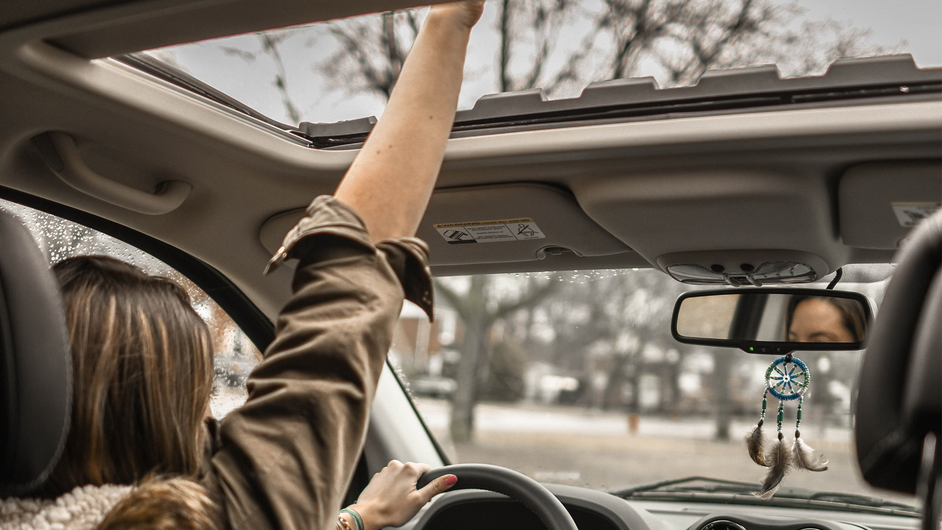 So sánh phân biệt kết cấu mui kính trần giữa hệ thống Sunroof và Moonroof ô tô