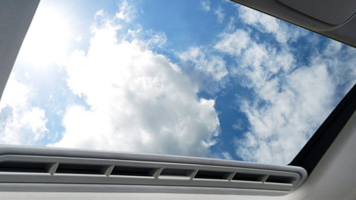 Cơ chế trượt mở toàn phần ra phía ngoài nóc mui xe đặc trưng của hệ thống Sunroof