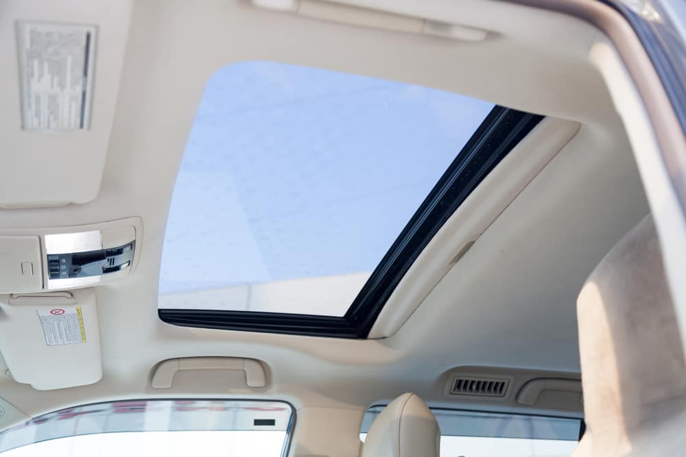 Màng trần kính mờ tối màu trượt ẩn bên trong lớp trần da lộn sang trọng của Moonroof