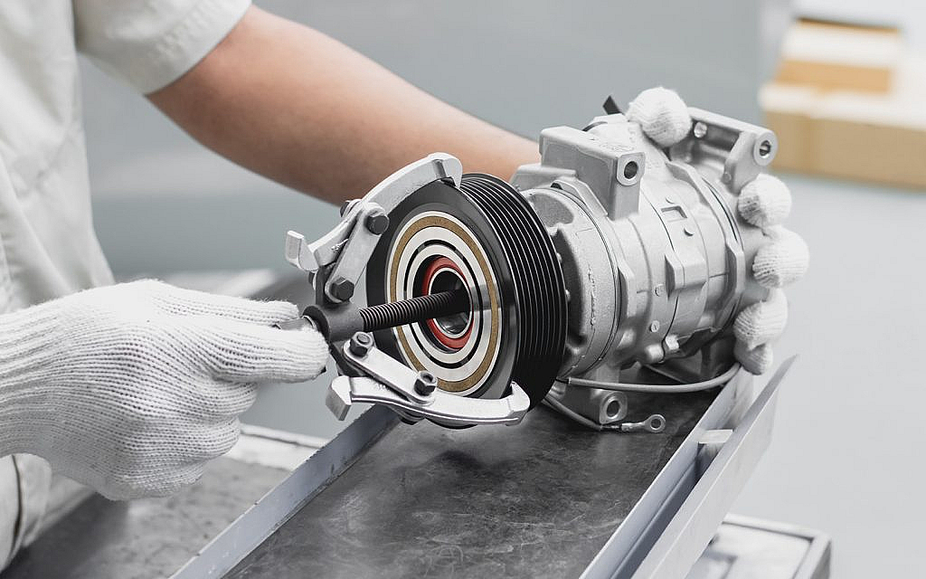 Chiếu đèn UV rà soát phát hiện dải điểm rò rỉ huỳnh quang trên đường ống gas điều hòa