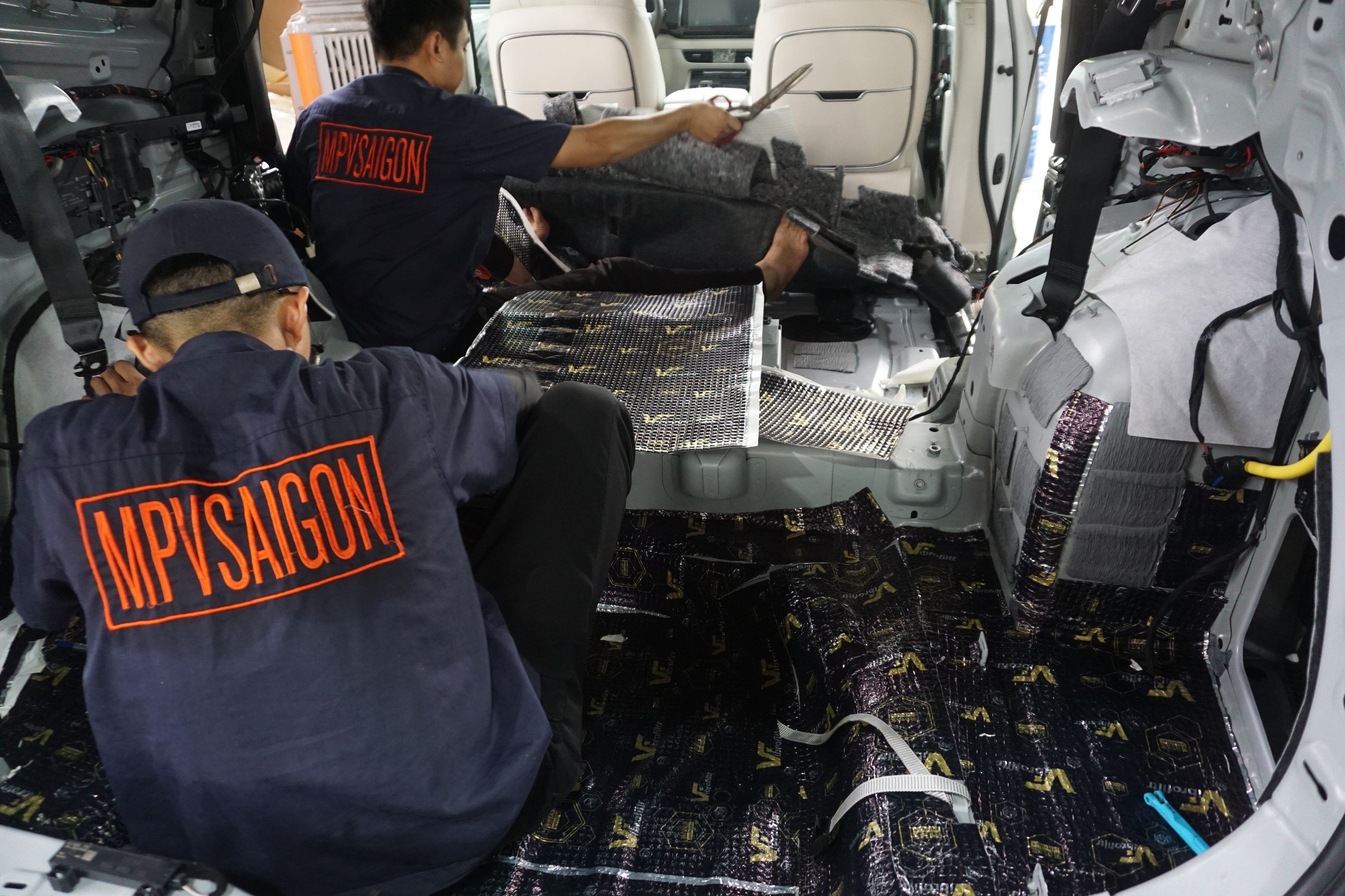 Thành phẩm hoàn thiện dán cách âm tiêu âm mượt mà phẳng mịn sắc nét khao khít phom sườn xe