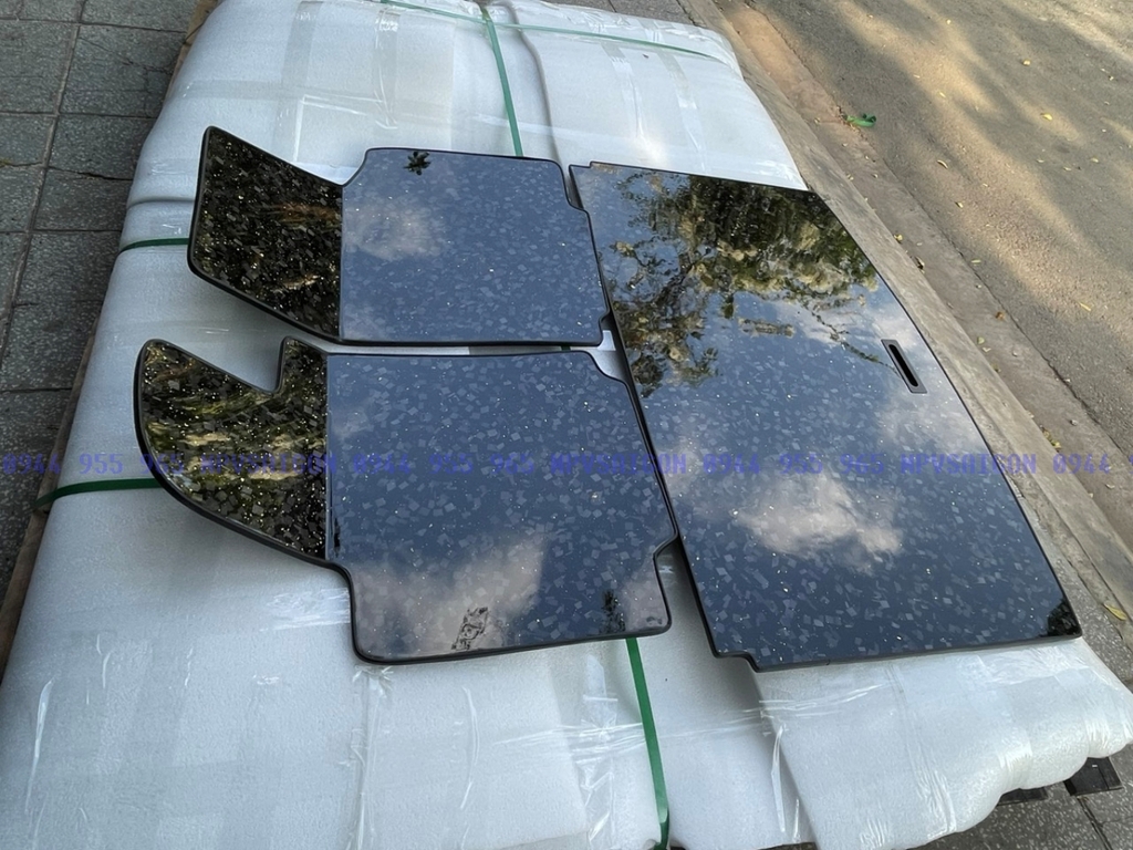 Bề mặt sàn Forged Carbon lá vàng bóng bẩy độc bản tinh xảo khít khao phom xe Custin