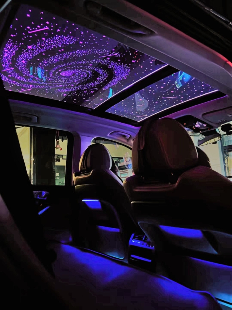 Trần đèn LED hệ sao lấp lánh tích hợp đồng bộ trên lớp màng phim cách nhiệt cửa sổ trời