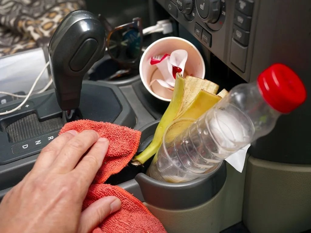 Thu gom rác thải và hút bụi toàn bộ không gian sàn ghế - Ảnh 1
