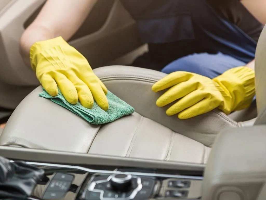 Vệ sinh và dưỡng bề mặt da ghế ngồi định kỳ - Ảnh 3