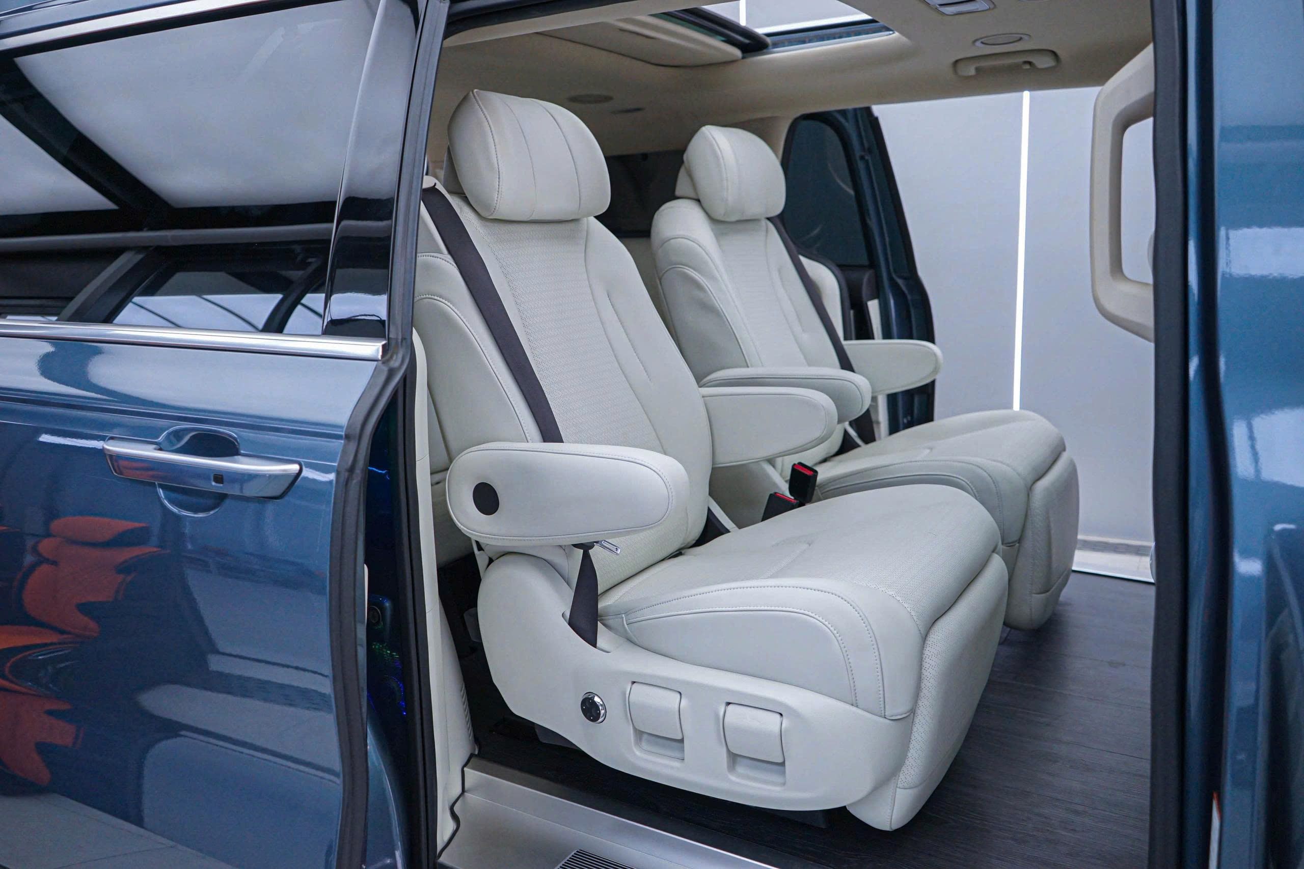 ĐỘ LIMOUSINE CARNIVAL ĐẲNG CẤP CHUYÊN CƠ MẶT ĐẤT