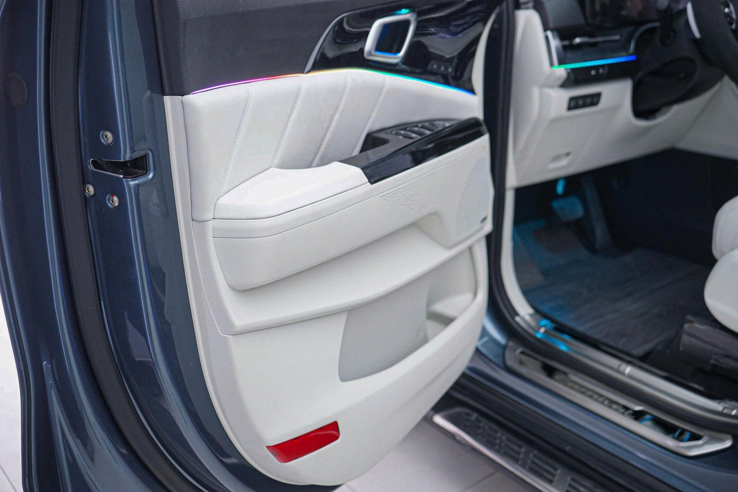 ĐỘ LIMOUSINE CARNIVAL ĐẲNG CẤP CHUYÊN CƠ MẶT ĐẤT