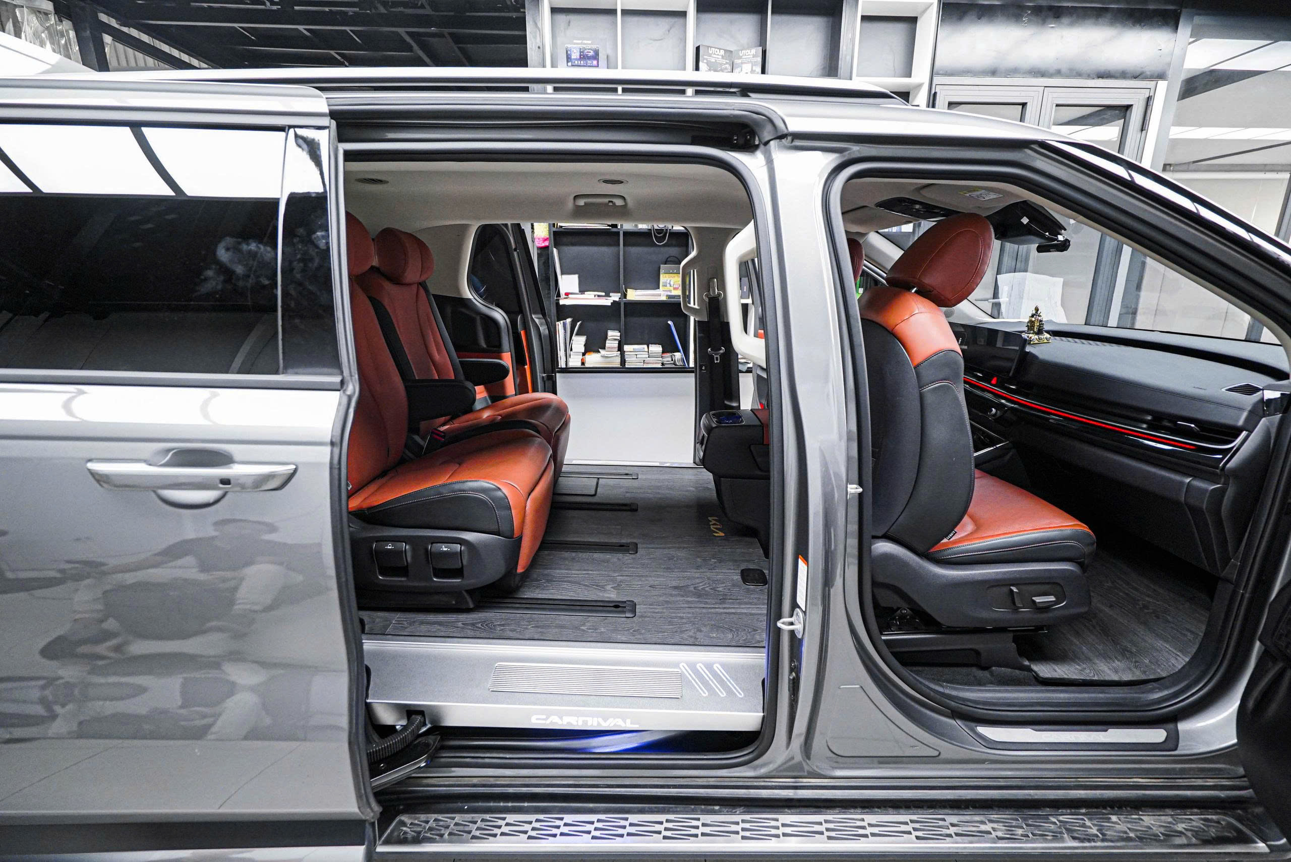 ĐỘ LIMOUSINE CARNIVAL ĐẲNG CẤP CHUYÊN CƠ MẶT ĐẤT