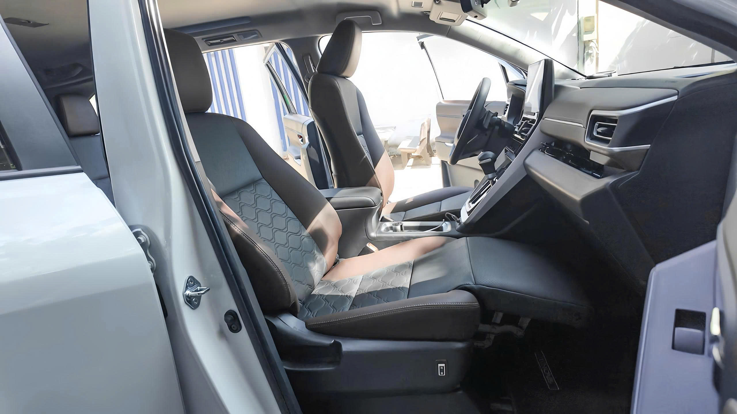 INNOVA CROSS NÂNG CẤP BỆ NÂNG CHÂN HOÀN MỸ