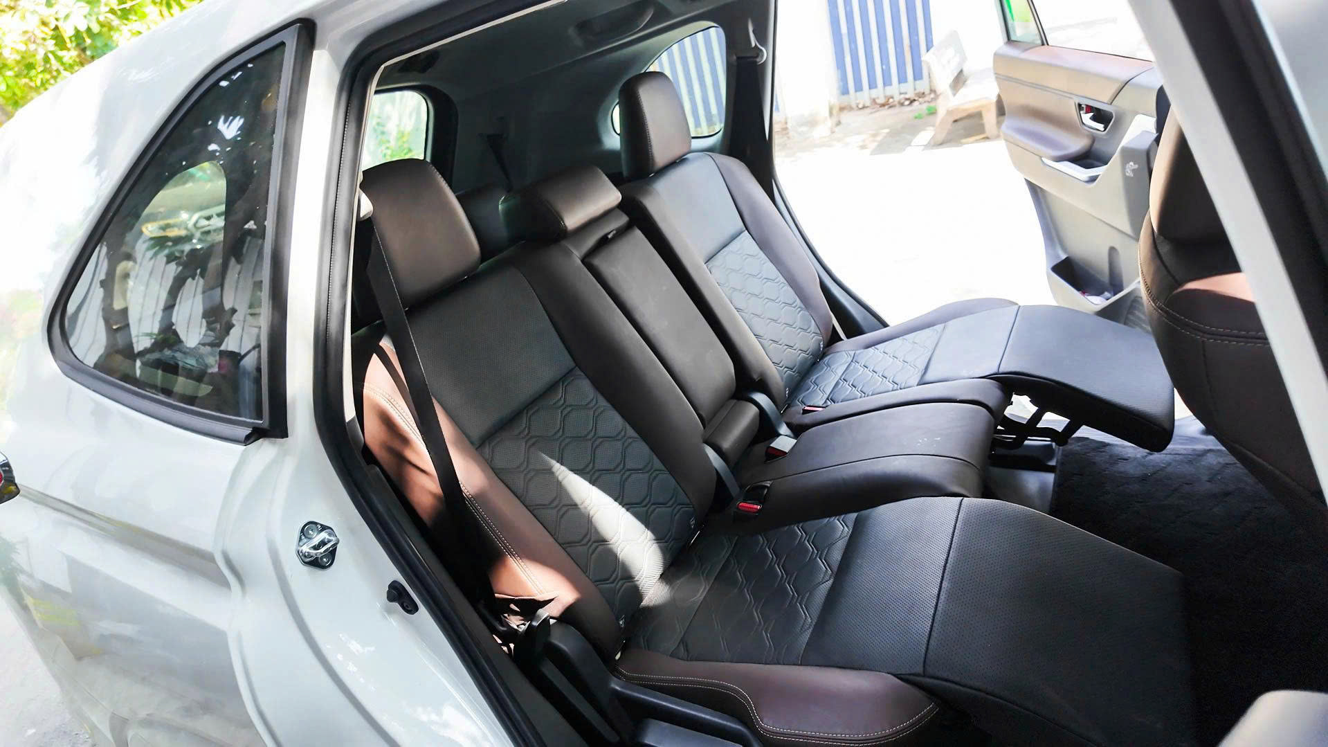INNOVA CROSS NÂNG CẤP BỆ NÂNG CHÂN HOÀN MỸ