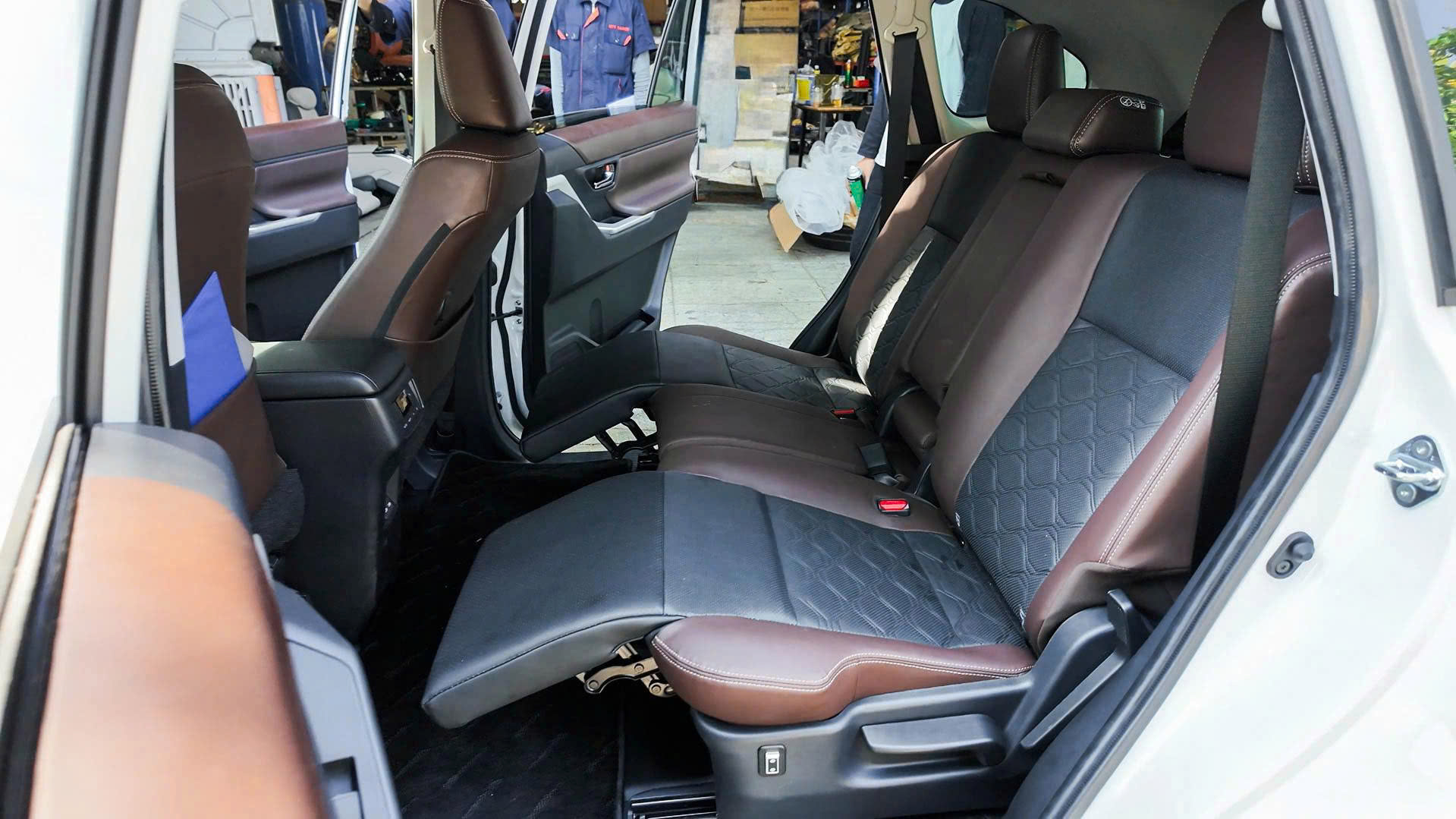 INNOVA CROSS NÂNG CẤP BỆ NÂNG CHÂN HOÀN MỸ