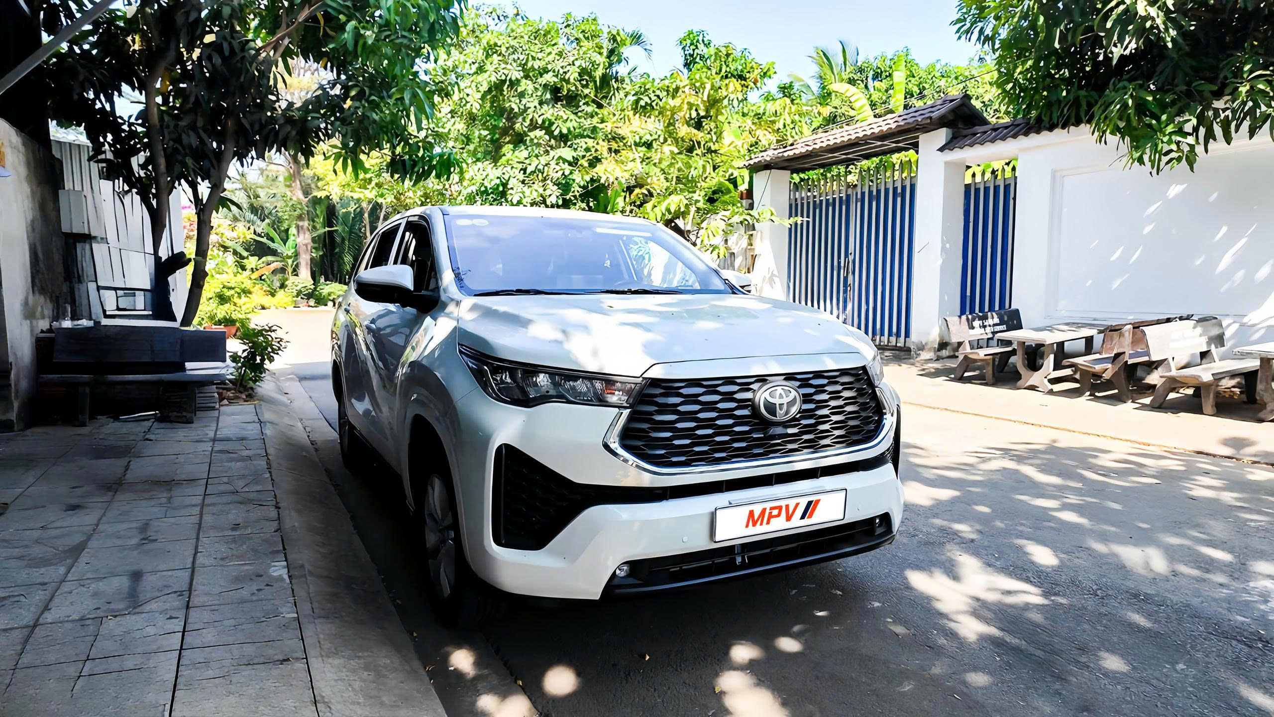 INNOVA CROSS NÂNG CẤP BỆ NÂNG CHÂN HOÀN MỸ
