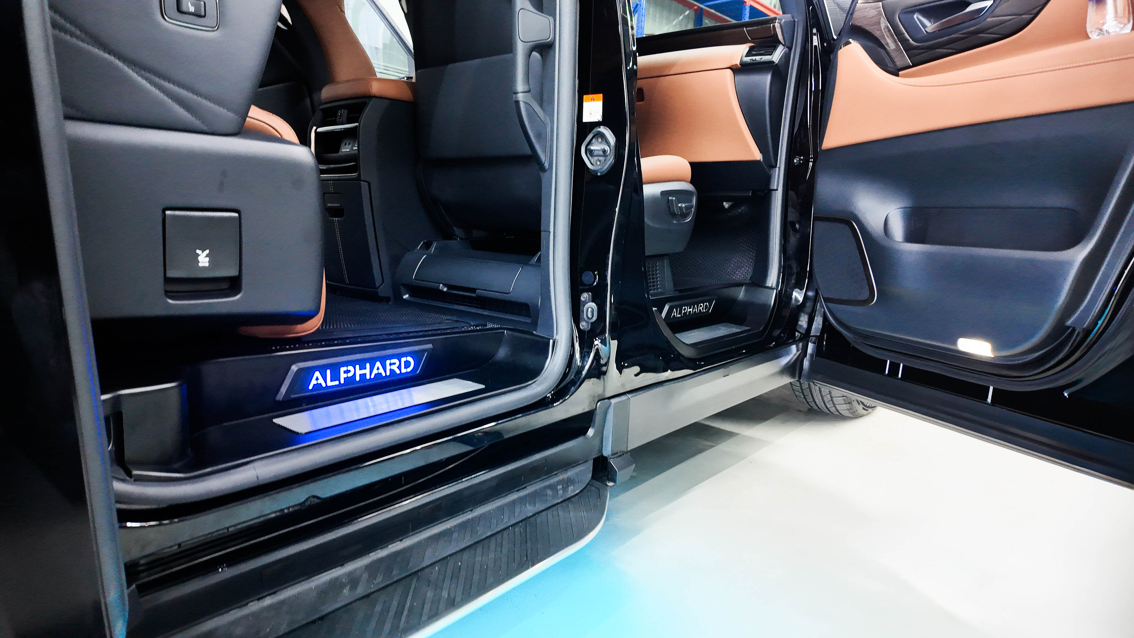 ỐP NHÔM BẬC CỬA OTO TOYOTA ALPHARD 40