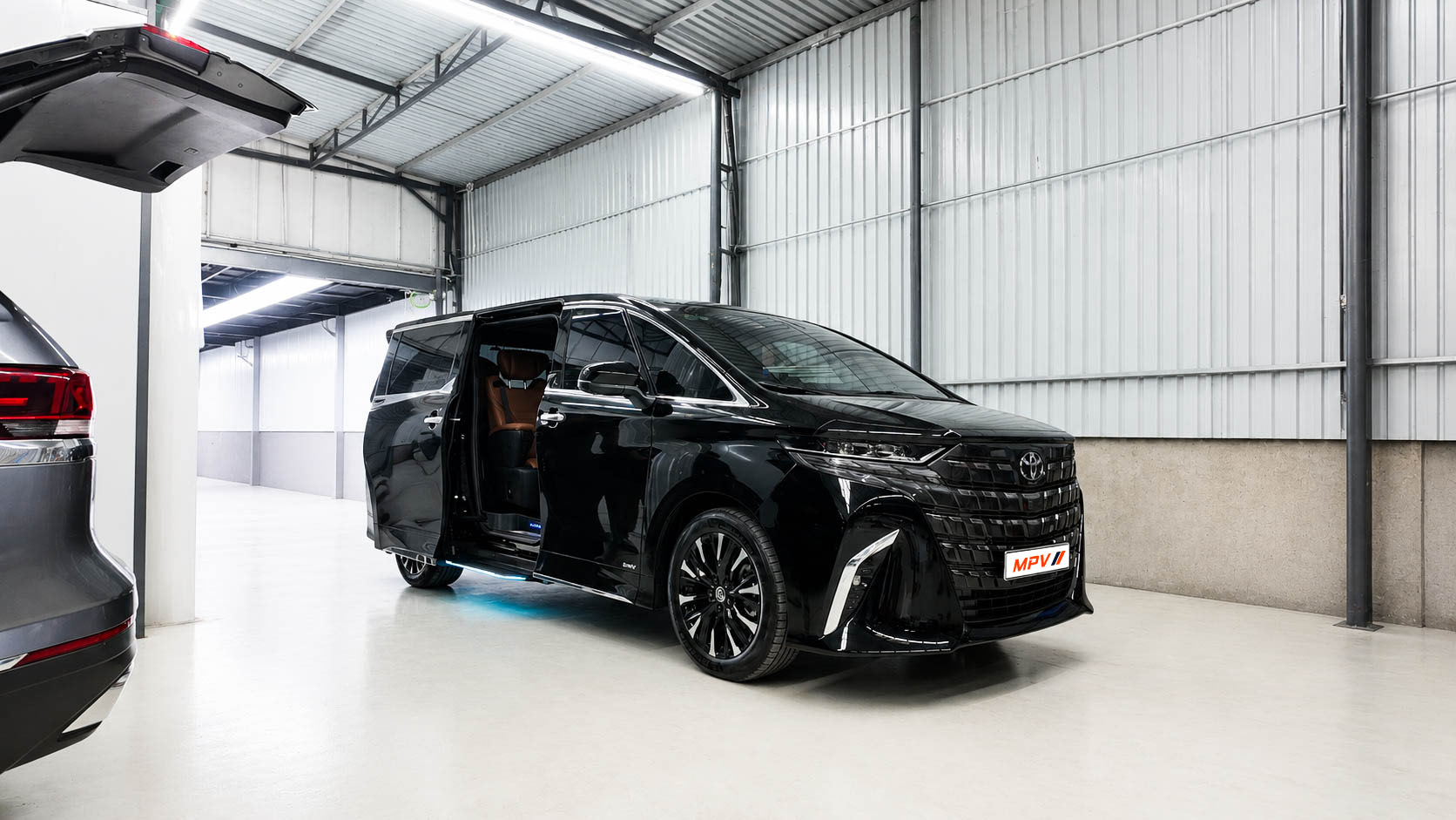 ỐP NHÔM BẬC CỬA OTO TOYOTA ALPHARD 40