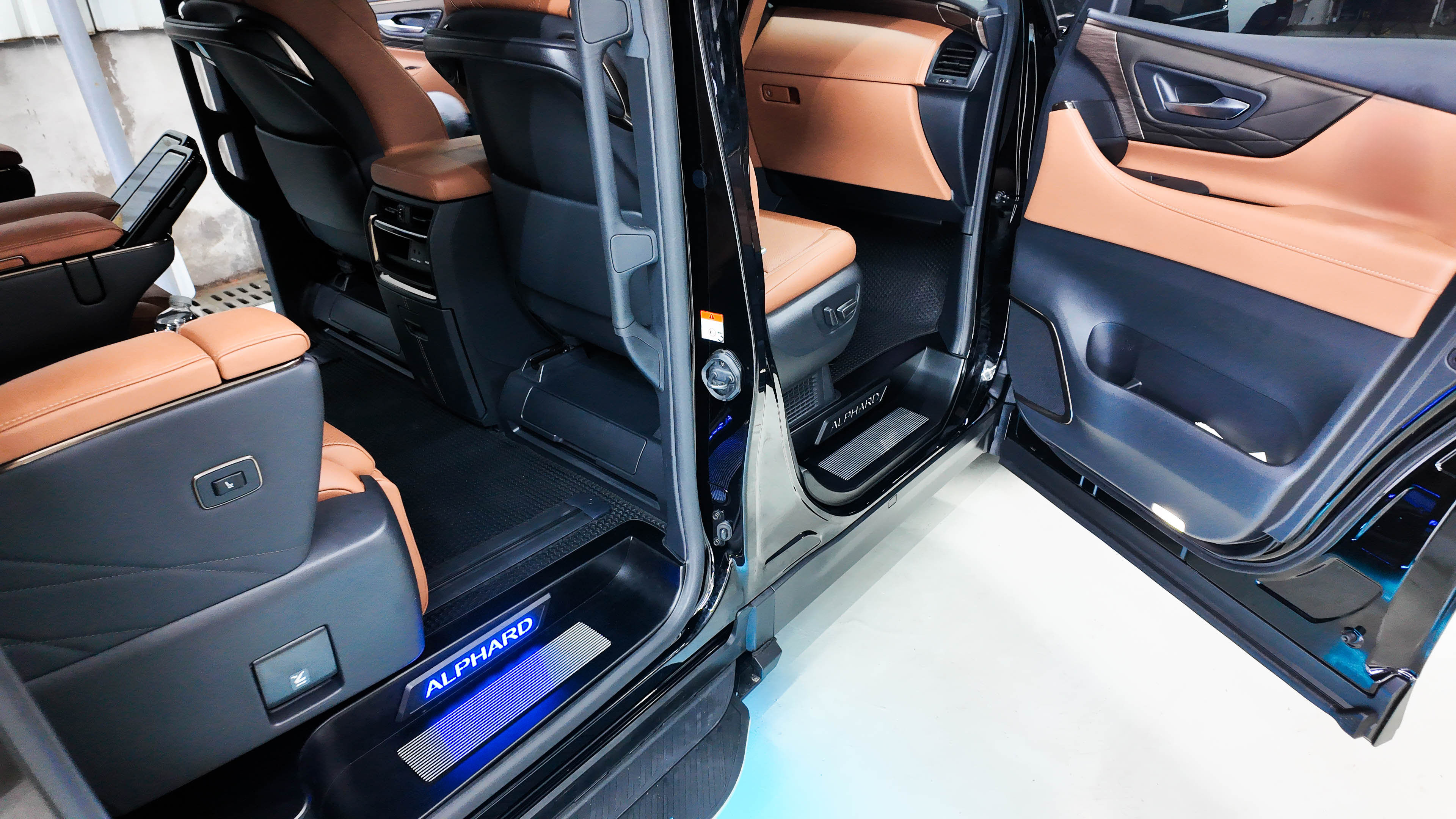 ỐP NHÔM BẬC CỬA OTO TOYOTA ALPHARD 40