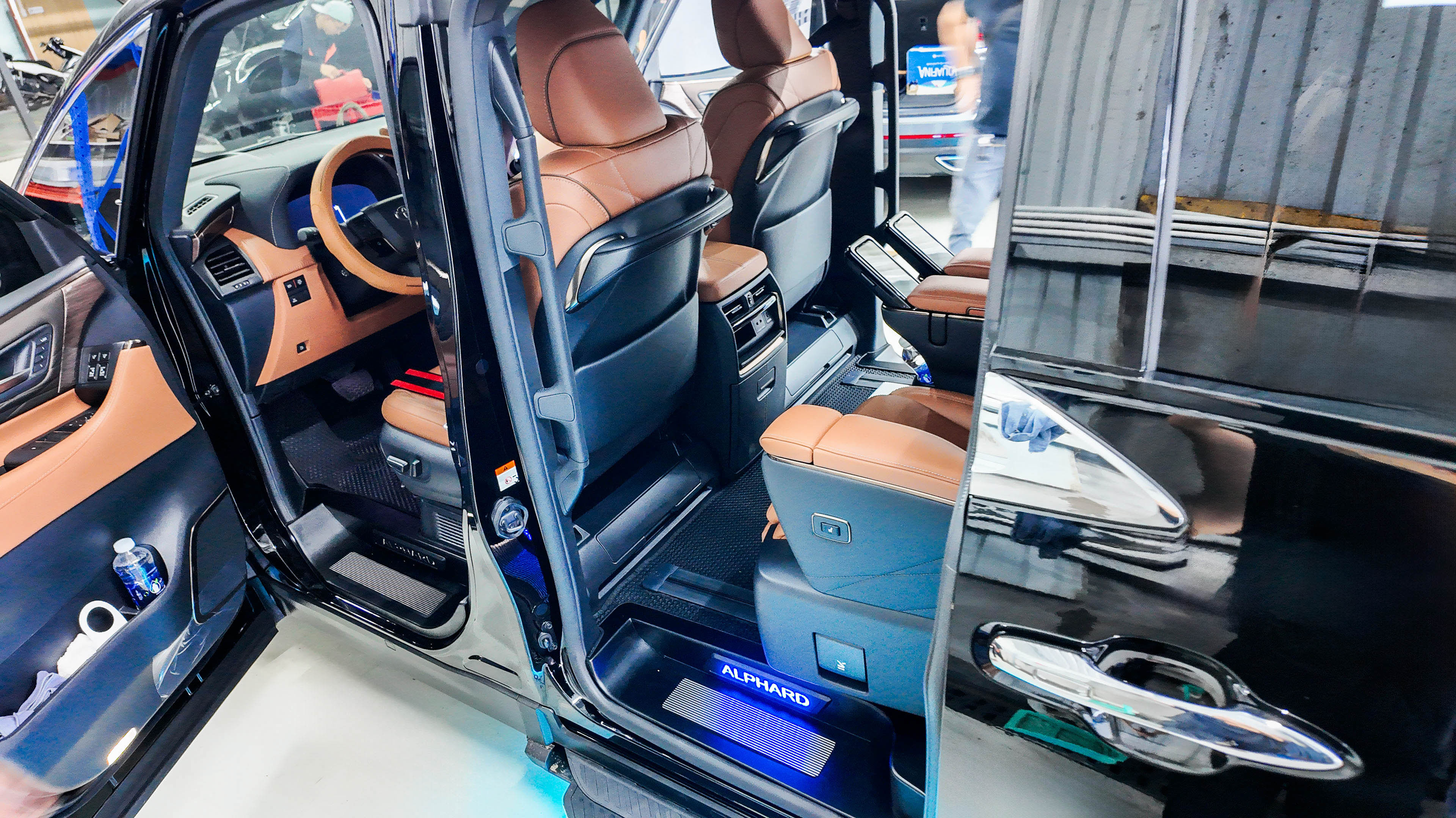 ỐP NHÔM BẬC CỬA OTO TOYOTA ALPHARD 40
