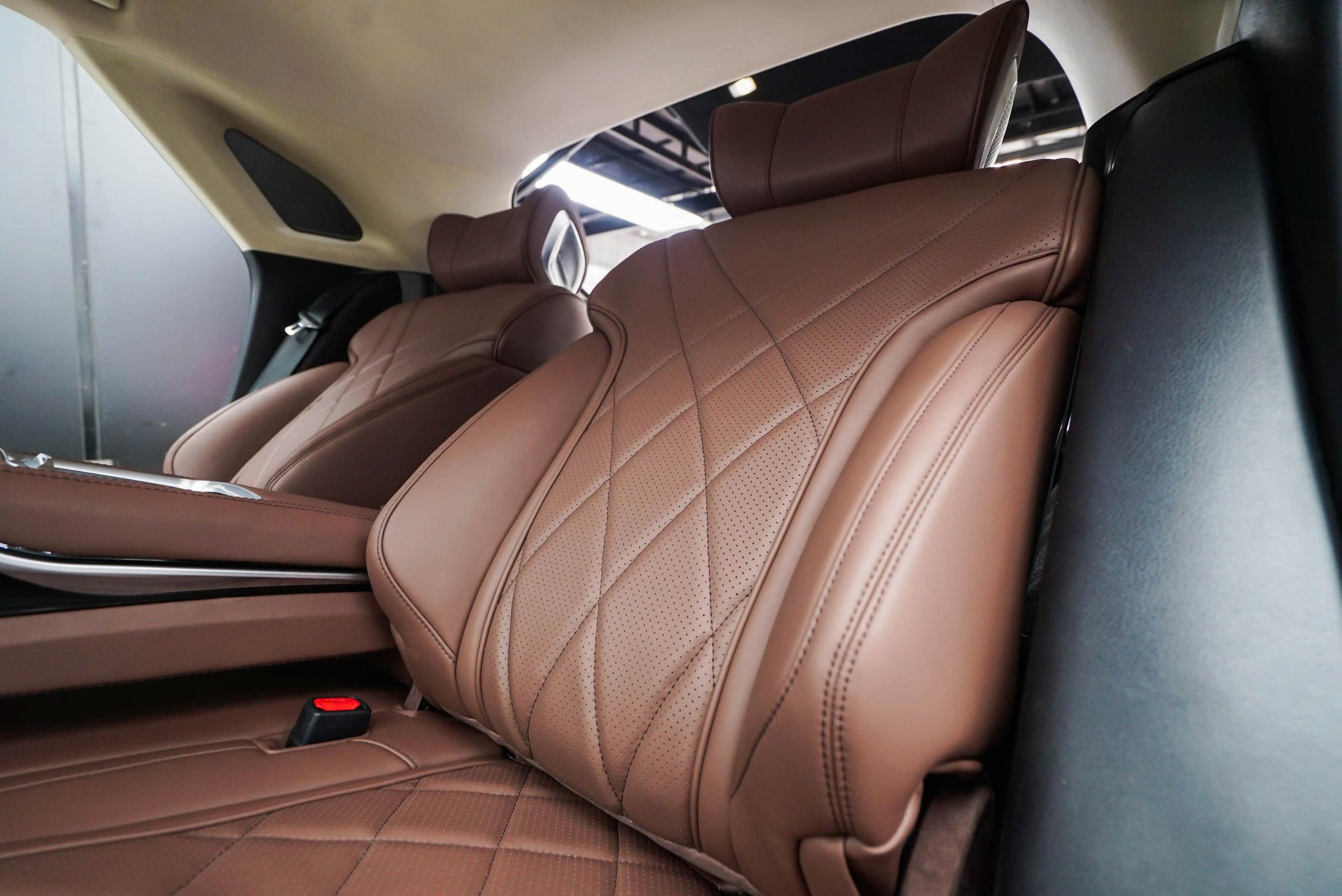 ĐỘ GHẾ LIMOUSINE LEXUS KIẾN TẠO KHÔNG GIAN THƯỢNG LƯU